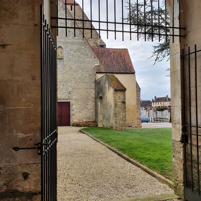 L'allée qui relie le Clocher à l'Eglise St Médard de Bussy en Othe