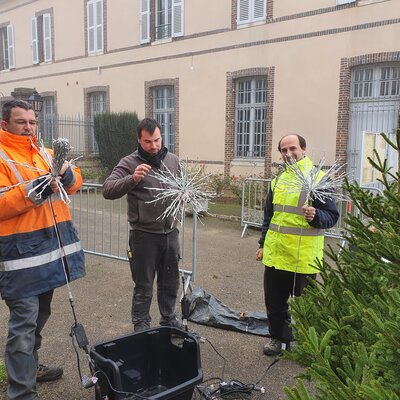 MONTAGE DES DECORS DE NOEL